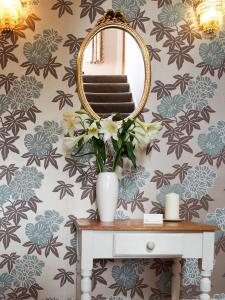 A television and/or entertainment center at Leaded Light Guest House 