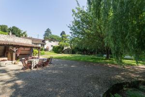 a picnic table in front of a house at Le Moulin de Giroir in Migné-Auxances