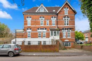 a house with a car parked in front of it at Cozy 2BR Apartment - Free Parking - Equipped Kitchen in Birmingham