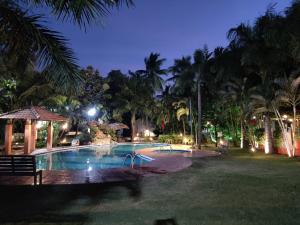Bazén v ubytování Mermaid Resorts & Banquets nebo v jeho okolí