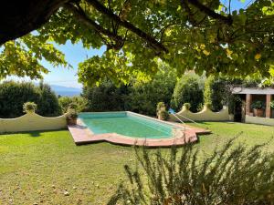 una piscina en el patio de una casa en Villa Minghetti, en Lamporecchio