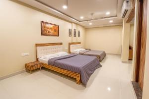 普杰StayGuru Park View Residency的一间房间里有两张床的卧室