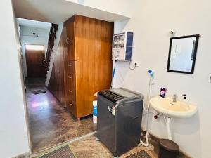 ポンディシェリにあるVilla De Oceanの洗面台と小型冷蔵庫付きのバスルーム +15枚の写真