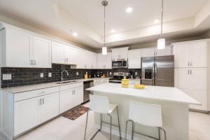 Kuchyň nebo kuchyňský kout v ubytování Storey Lake Resort 32 - Hosted by Top Villas