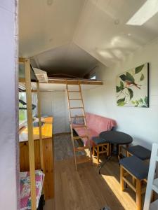 VirtsuAnniksson Tiny House的客房配有双层床、书桌和桌子。