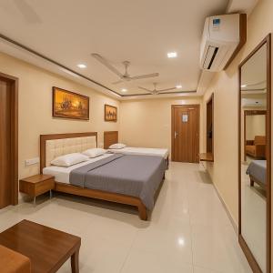 StayGuru Park View Residency客房内的一张或多张床位