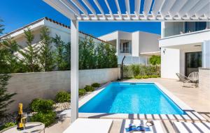 LinardićiにあるAmazing Home In Linardiciの家の裏庭にあるプール +31枚の写真
