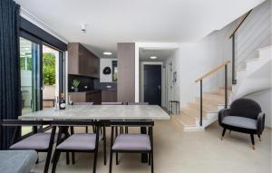 LinardićiにあるAmazing Home In Linardiciのテーブルと椅子のあるキッチンとダイニングルーム