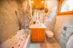Baðherbergi á Clouds Studio Alpin Luxury View and Pool