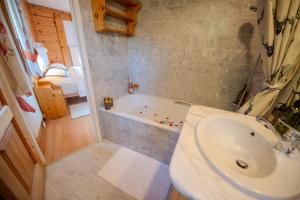 Baðherbergi á Clouds Studio Alpin Luxury View and Pool