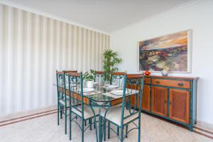 a dining room with a glass table and chairs at Vilamoura Central 2 Bedroom Flat in Vilamoura