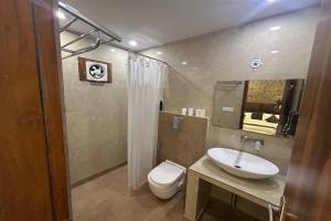 Koupelna v ubytování HOTEL SINGH CONTINETAL