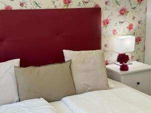 A bed or beds in a room at Amfora Panzió
