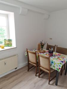 a dining room with a table and chairs at Ferienwohnung am Schloss in Eckartsberga