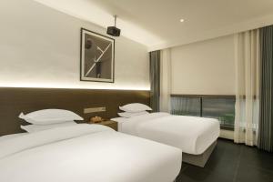 Voodi või voodid majutusasutuse Time Wharf Hotel - Jiefangbei Shibati Branch toas +7 fotot