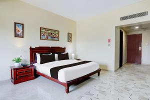 Uma cama ou camas num quarto em Palette Hotel And Resort Anand Formerly Hotel La Casa Inn
