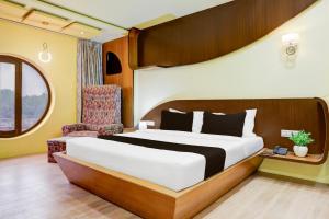 Uma cama ou camas num quarto em Palette Hotel And Resort Anand Formerly Hotel La Casa Inn