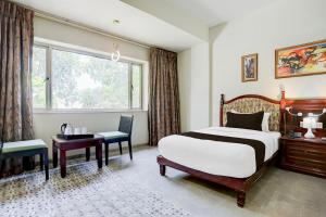 Uma cama ou camas num quarto em Palette Hotel And Resort Anand Formerly Hotel La Casa Inn
