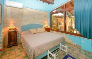 诺托Gorgeous Home In Noto的带床和窗户的卧室