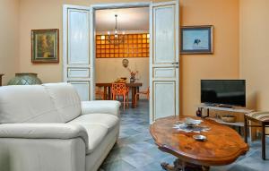 Μια τηλεόραση ή/και κέντρο ψυχαγωγίας στο Awesome Apartment In Menfi With Wifi