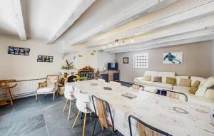 TV a/nebo společenská místnost v ubytování Maison Vue Sur Les Montagnes + 26 fotografií