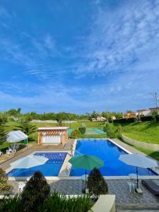 Bazén v ubytování Hillview Apt w/ Pool Access - Free Wifi nebo v jeho okolí