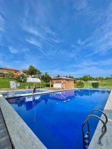 Hillview Apt w/ Pool Access - Free Wifi 내부 또는 인근 수영장
