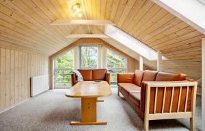 Χώρος καθιστικού στο Gorgeous Home In Tarm With Sauna