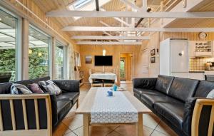 Χώρος καθιστικού στο Gorgeous Home In Tarm With Sauna
