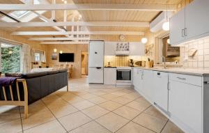 Η κουζίνα ή μικρή κουζίνα στο Gorgeous Home In Tarm With Sauna