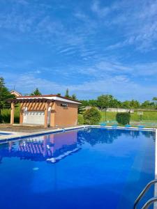 Hillview Apt w/ Pool Access - Free Wifi 내부 또는 인근 수영장