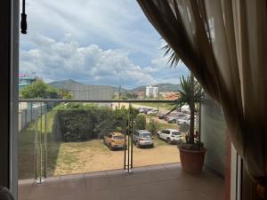 a balcony with a view of a parking lot with cars at Apartamento Pineda de Mar en Primera Línea in Pineda de Mar