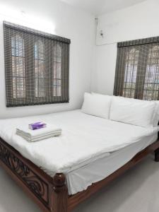 Una cama o camas en una habitación de Serenity Heights Studio Room!