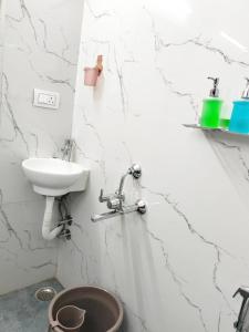 Un baño de Serenity Heights Studio Room!