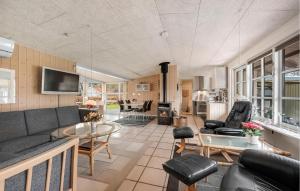 TV a/nebo společenská místnost v ubytování Gorgeous Home In Tarm With Wifi