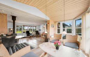 Posezení v ubytování Gorgeous Home In Tarm With Wifi