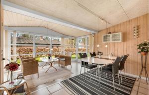 Posezení v ubytování Gorgeous Home In Tarm With Wifi