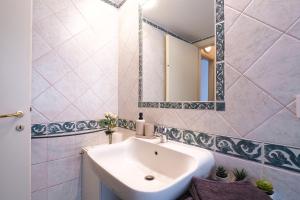 A bathroom at SVA18 Fully equipped large flat S Ambrogio Még 22 kép