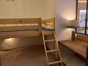 een stapelbed met een ladder naast een bureau bij Sur le TMB Les Contamines in Les Contamines-Montjoie