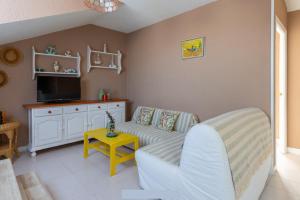A television and/or entertainment centre at Casa de Playa en Somo Centro