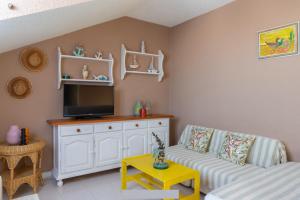A television and/or entertainment centre at Casa de Playa en Somo Centro