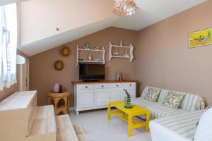A television and/or entertainment centre at Casa de Playa en Somo Centro
