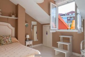 A bed or beds in a room at Casa de Playa en Somo Centro