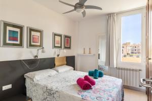 ポルト・ダ・ポリェンサにあるApartamento Llenaire cerca playaのベッドとタオル2枚のある寝室 +18枚の写真