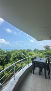 Un patio con una mesa y sillas en un balcón. en Delpina APART&OTEL, en Pazar