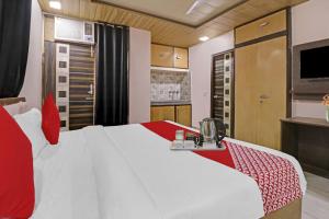 Postel nebo postele na pokoji v ubytování OYO 90274 Hotel Knight Inn