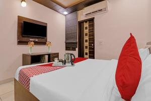 TV a/nebo společenská místnost v ubytování OYO 90274 Hotel Knight Inn