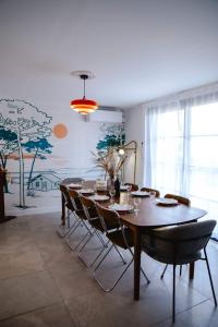 a dining room with a table and chairs in a room at Maison Castor, balnéo et billard chez Ivona Vacances in Mimizan