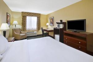 TV a/nebo společenská místnost v ubytování Quality Inn Marshall near I-69
