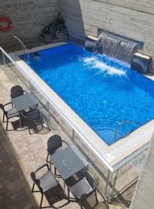 una piscina con sedie e fontana di -- Albergue Casa Mariela -- Solo Peregrinos con Credenciales a Torres del Río
